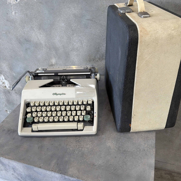 1955 Olympia SM3 Portable Manuel Typewriter with Case