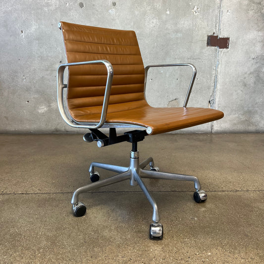 Eames Ea 335 Aluminum Group Desk Chair