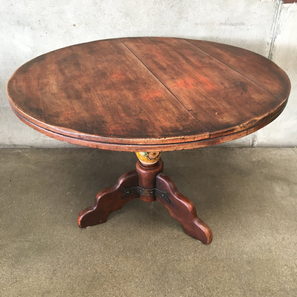 Round Monterey Table with Floral Post