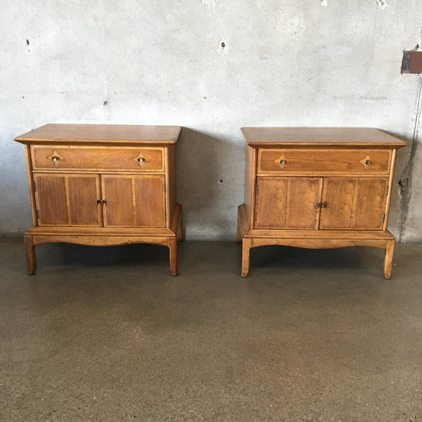Pair of Mid Century Thomasville Attributed Footed Nightstands