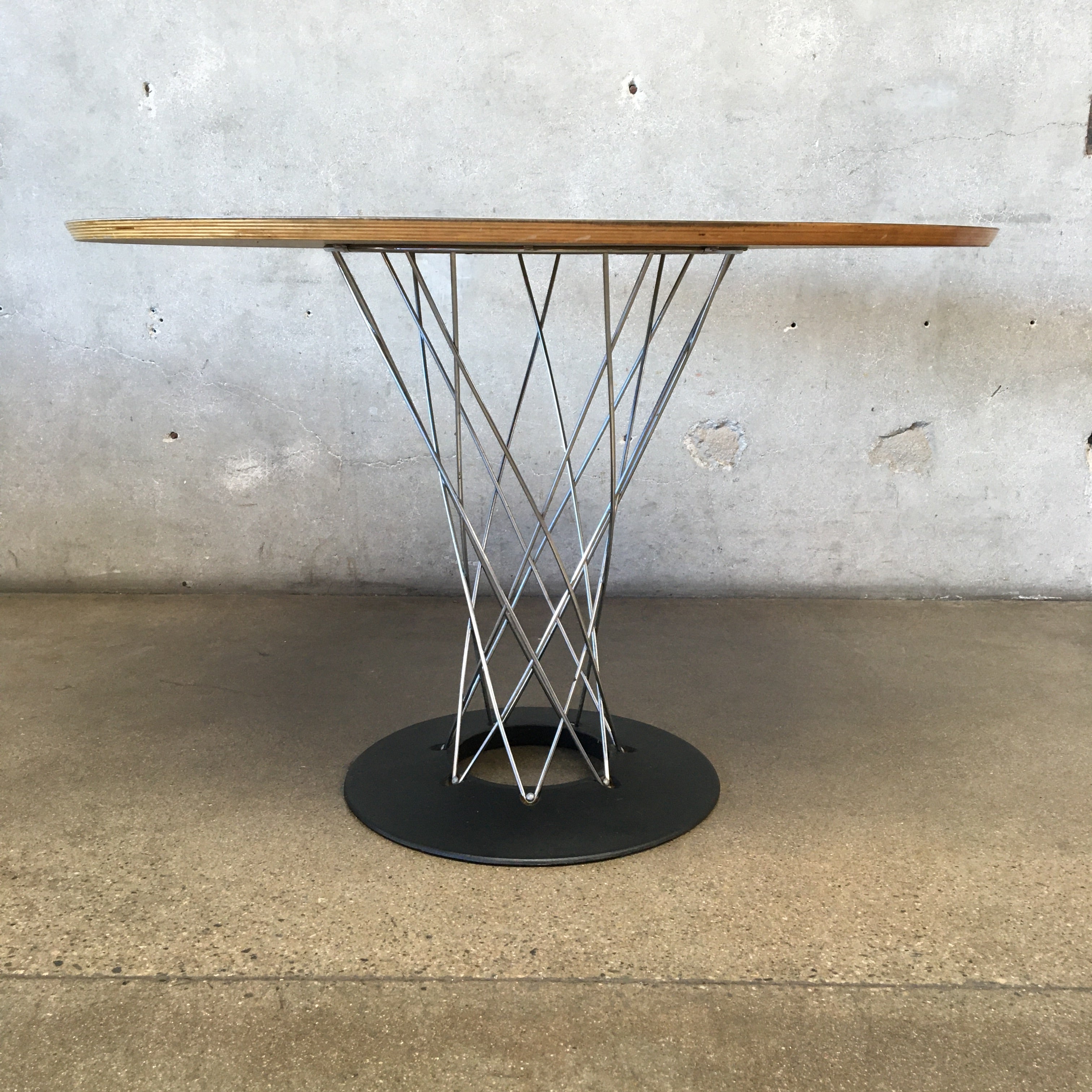 Modernica cyclone store table