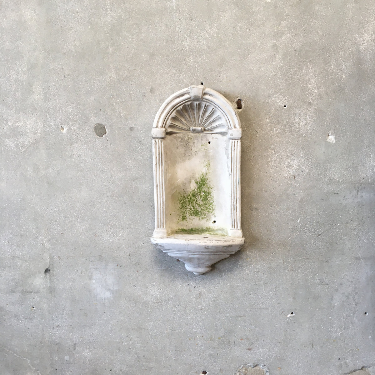Vintage Concrete Font / Niche
