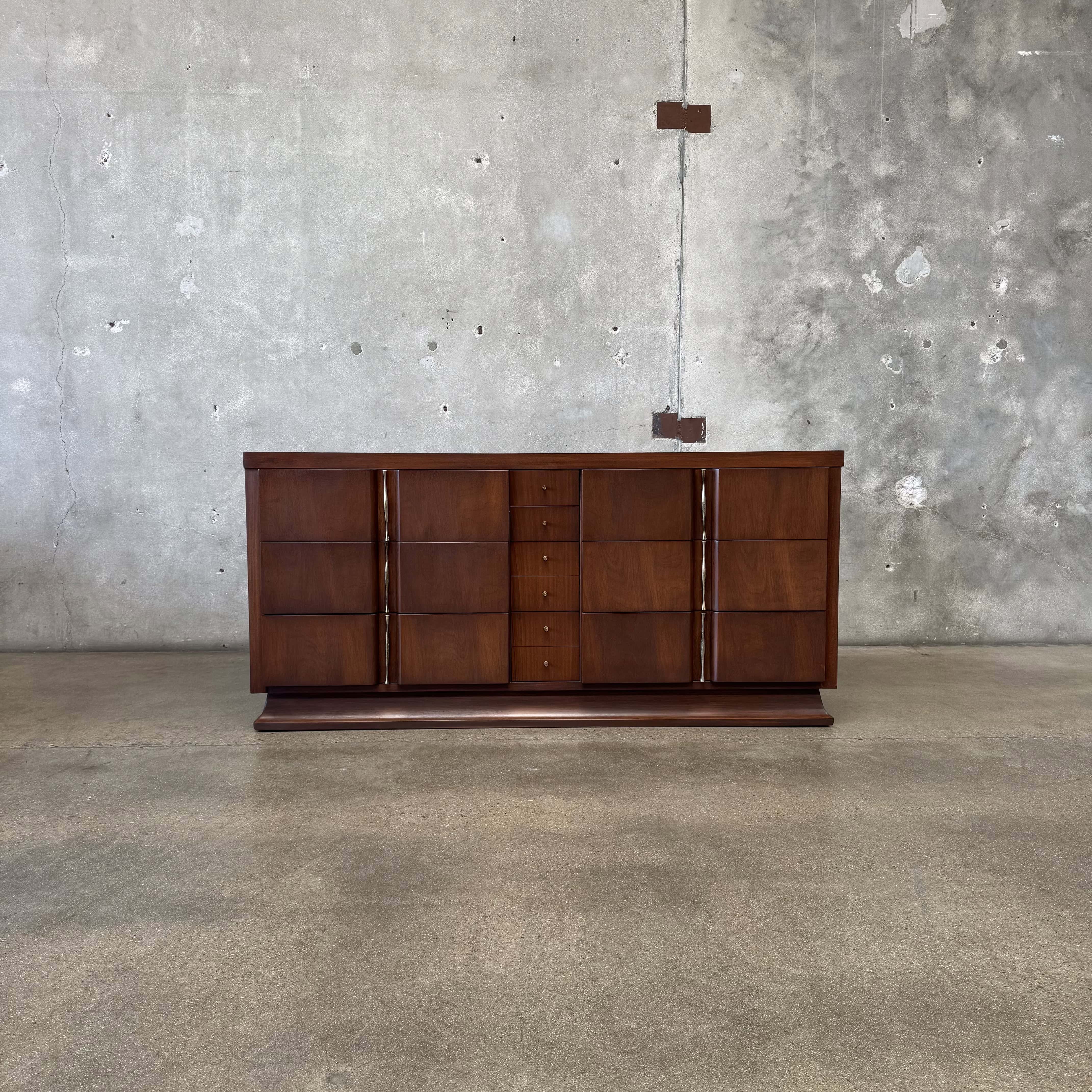 Mid Century Modern American of Martinsville Dresser, 1950's Mid Century Modern American of Martinsville Dresser, 1950's
