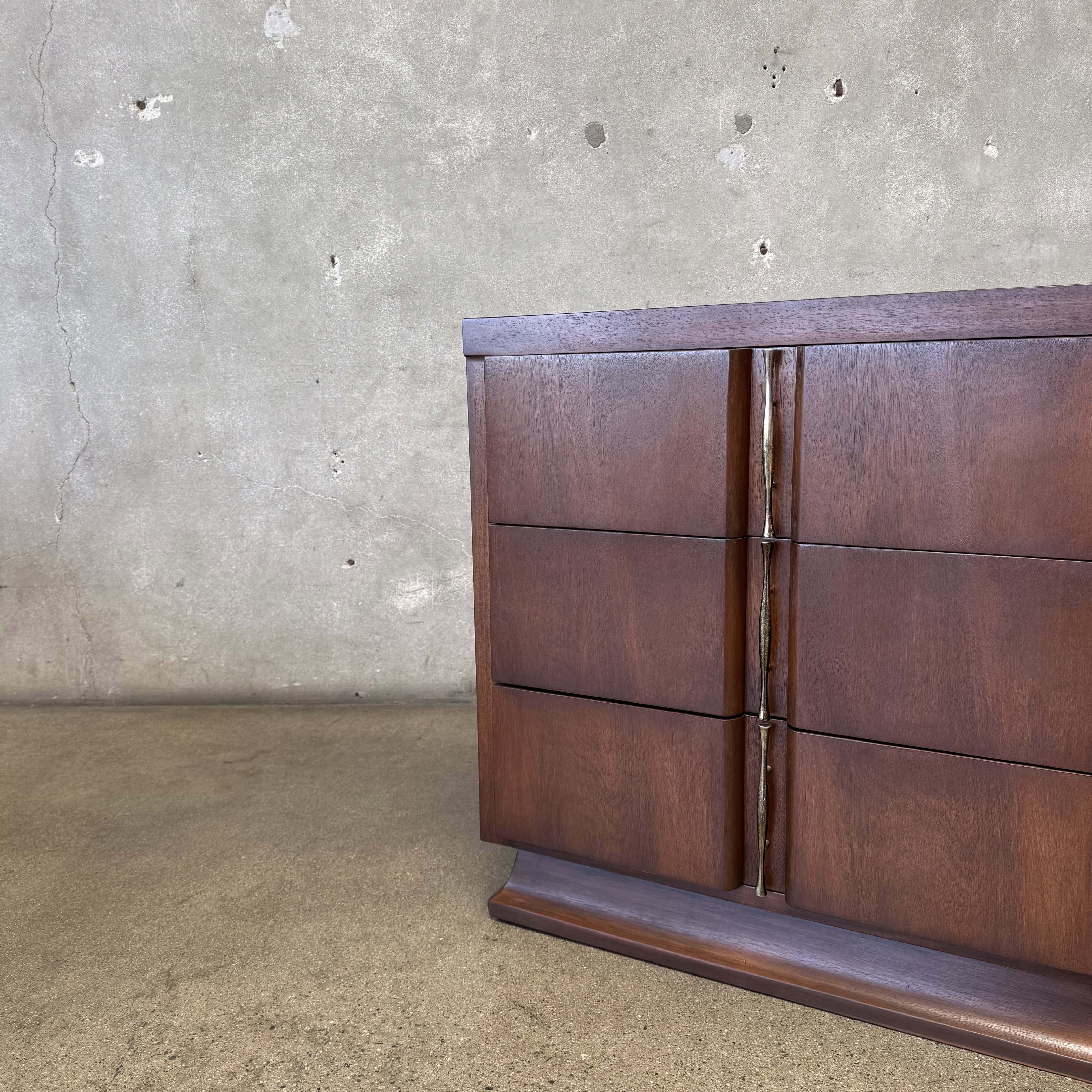 Mid Century Modern American of Martinsville Dresser, 1950's Mid Century Modern American of Martinsville Dresser, 1950's