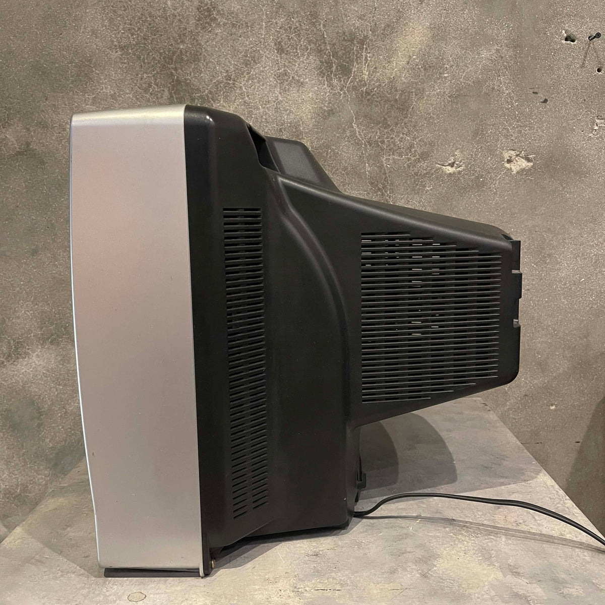 Retro Gaming Color T.V. (19")
