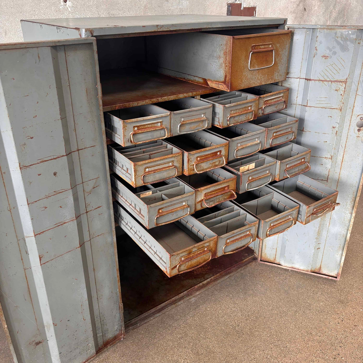 Industrial Storage Cabinet w/17 Drawers