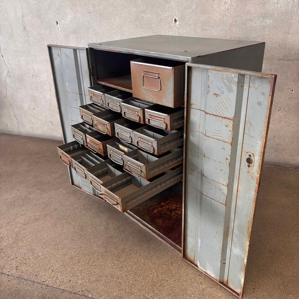 Industrial Storage Cabinet w/17 Drawers