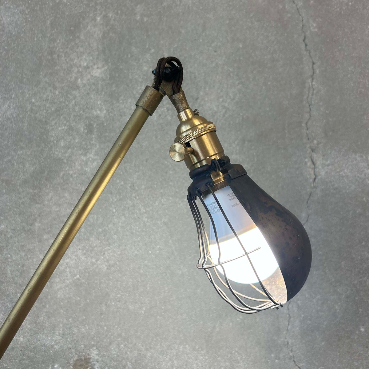 Industrial Articulated Desk Lamp - Adjustable Arms