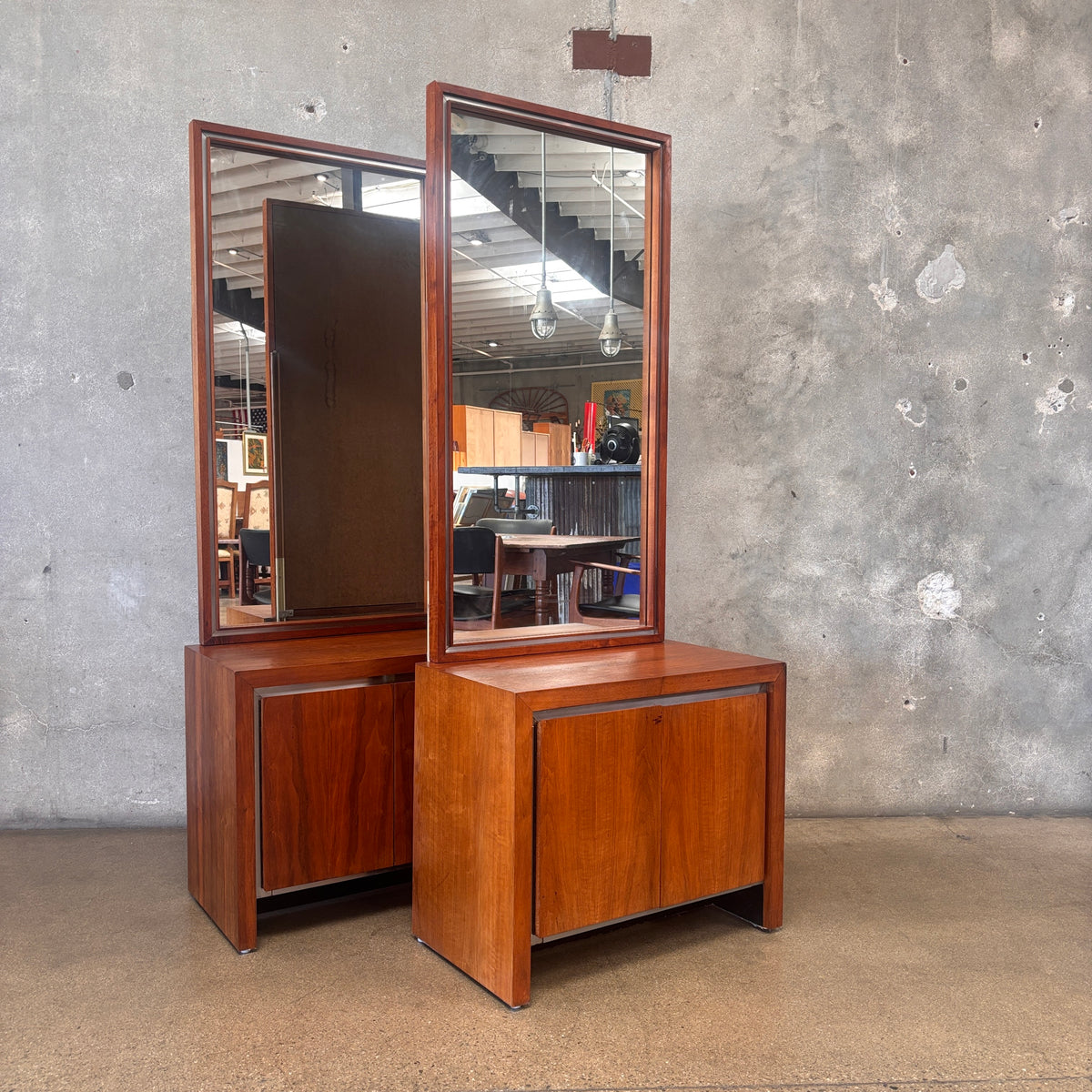 Pair of Mid Century Modern Dillingham Night/Vanity Stand With Mirrors