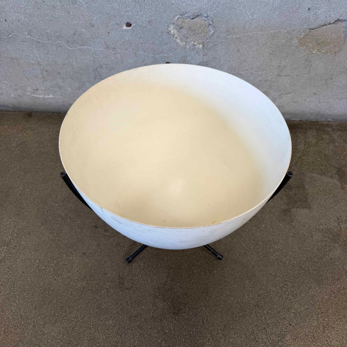 Medium Bullet Fiberglass Planter With Iron Stand