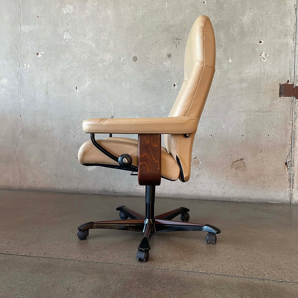 Ekornes Stressless Consul Leather Recliner Chair