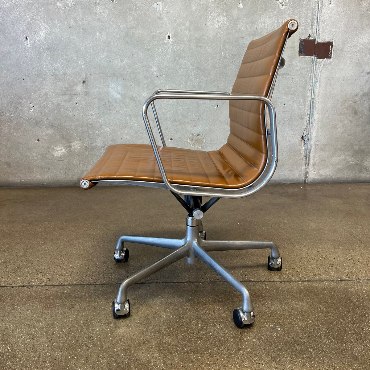 Eames Ea 335 Aluminum Group Desk Chair