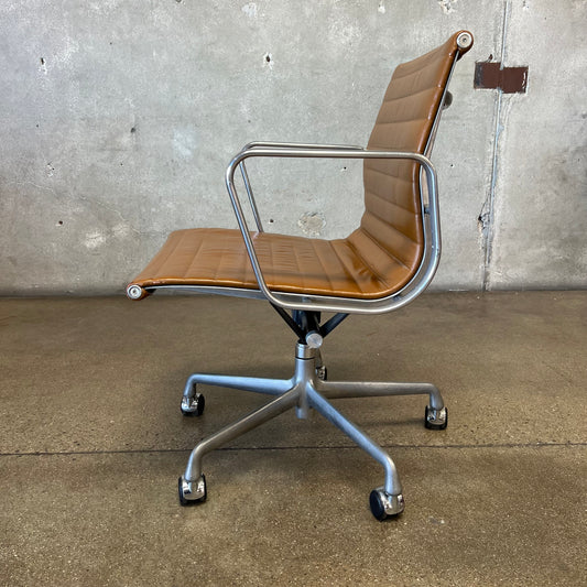 Eames Ea 335 Aluminum Group Desk Chair