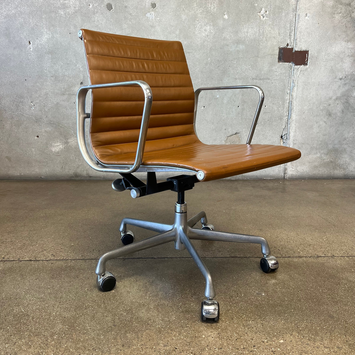 Eames Ea 335 Aluminum Group Desk Chair