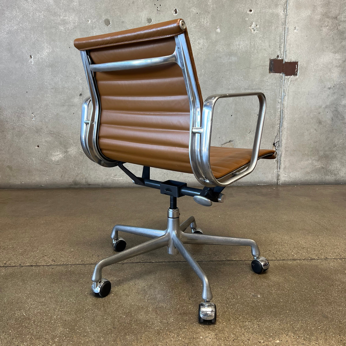 Eames Ea 335 Aluminum Group Desk Chair