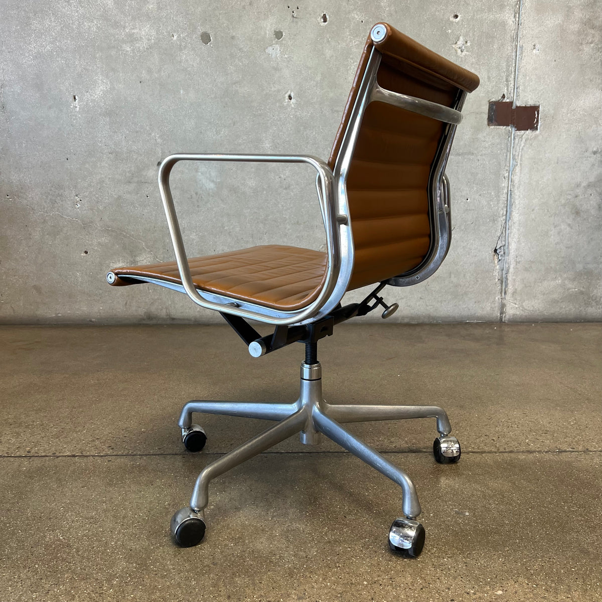 Eames Ea 335 Aluminum Group Desk Chair