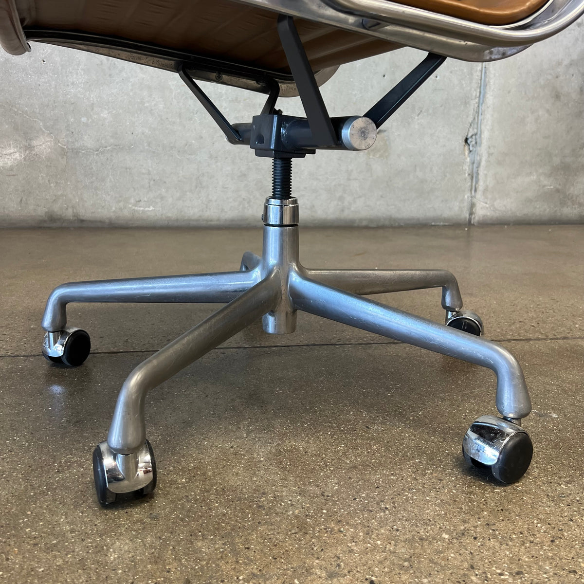Eames Ea 335 Aluminum Group Desk Chair