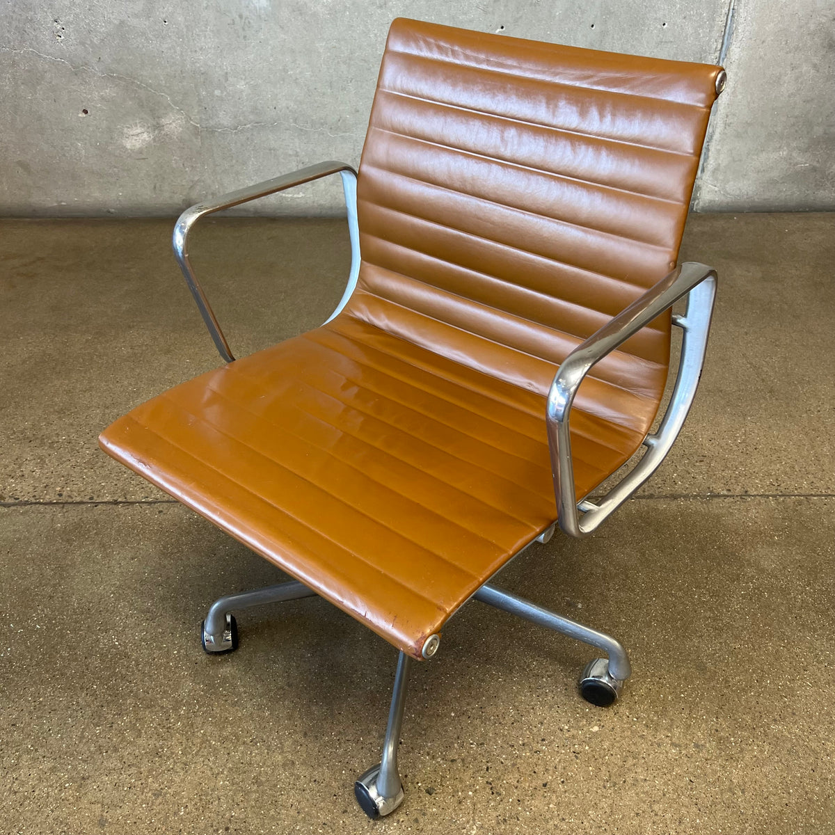 Eames Ea 335 Aluminum Group Desk Chair