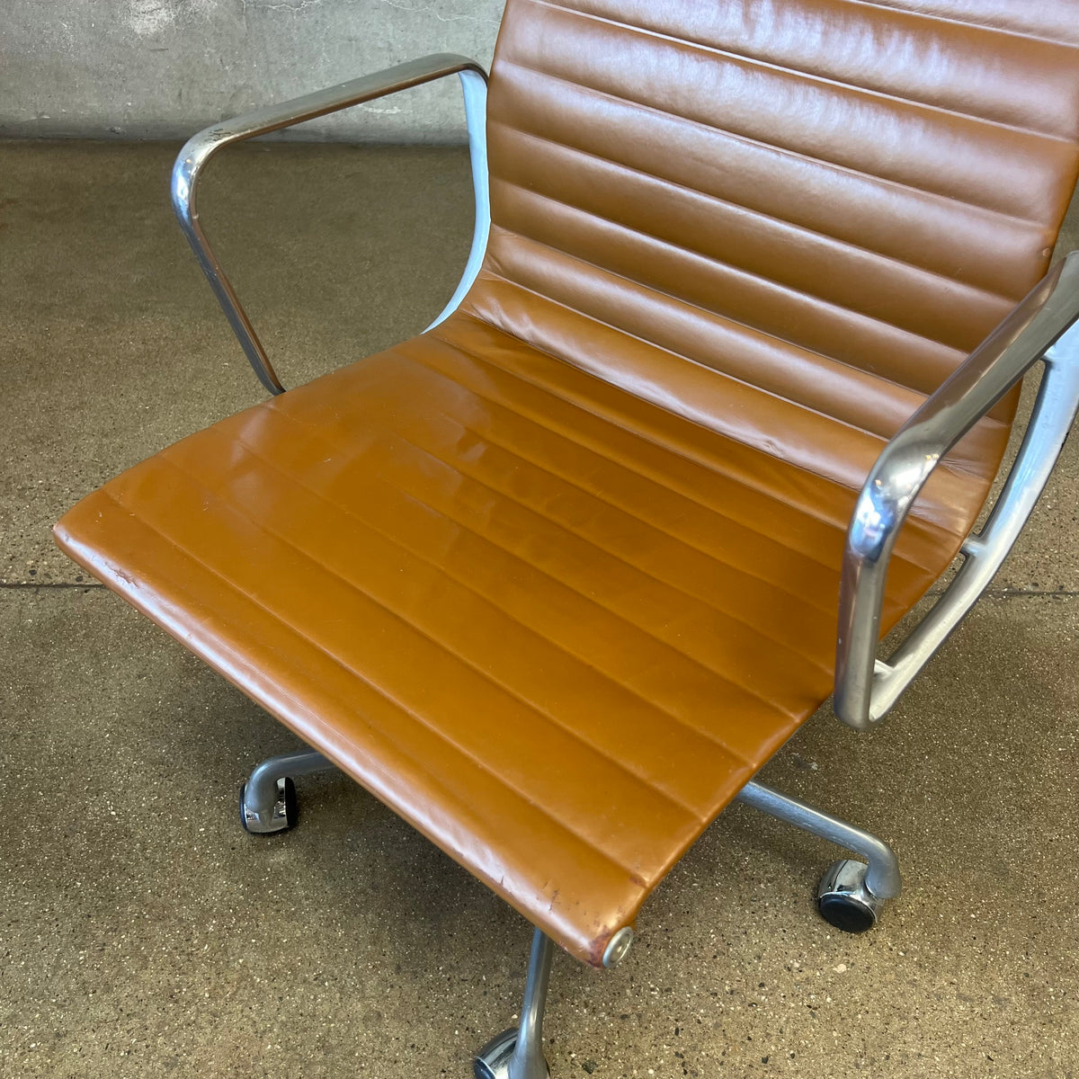 Eames Ea 335 Aluminum Group Desk Chair