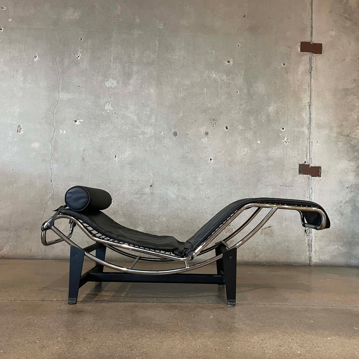 Modern Lounge Chair in the Style of Cassina