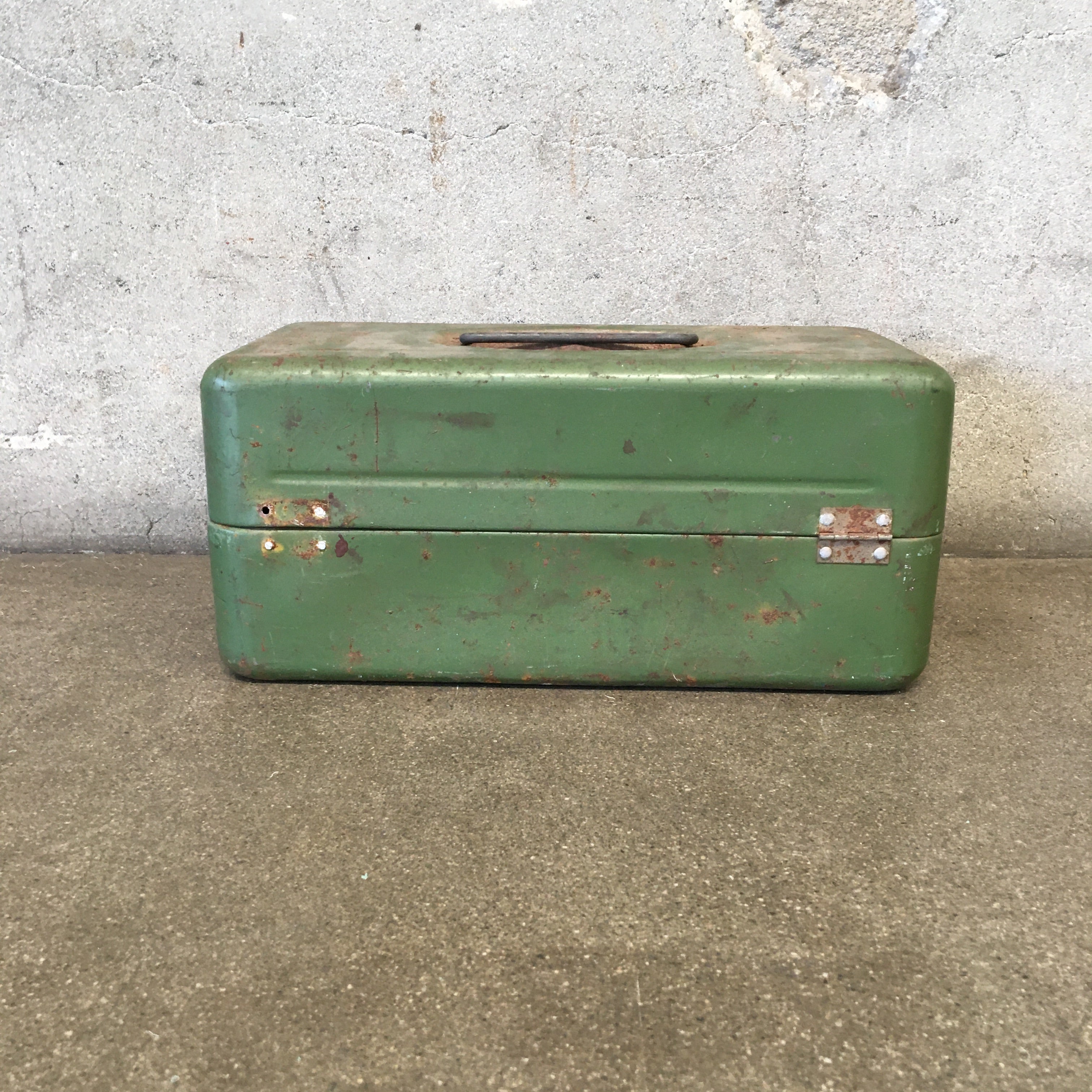Vintage Old Pal Fishing Tackle Box Metal Green 1 Tray Steel Made in USA  Patina 