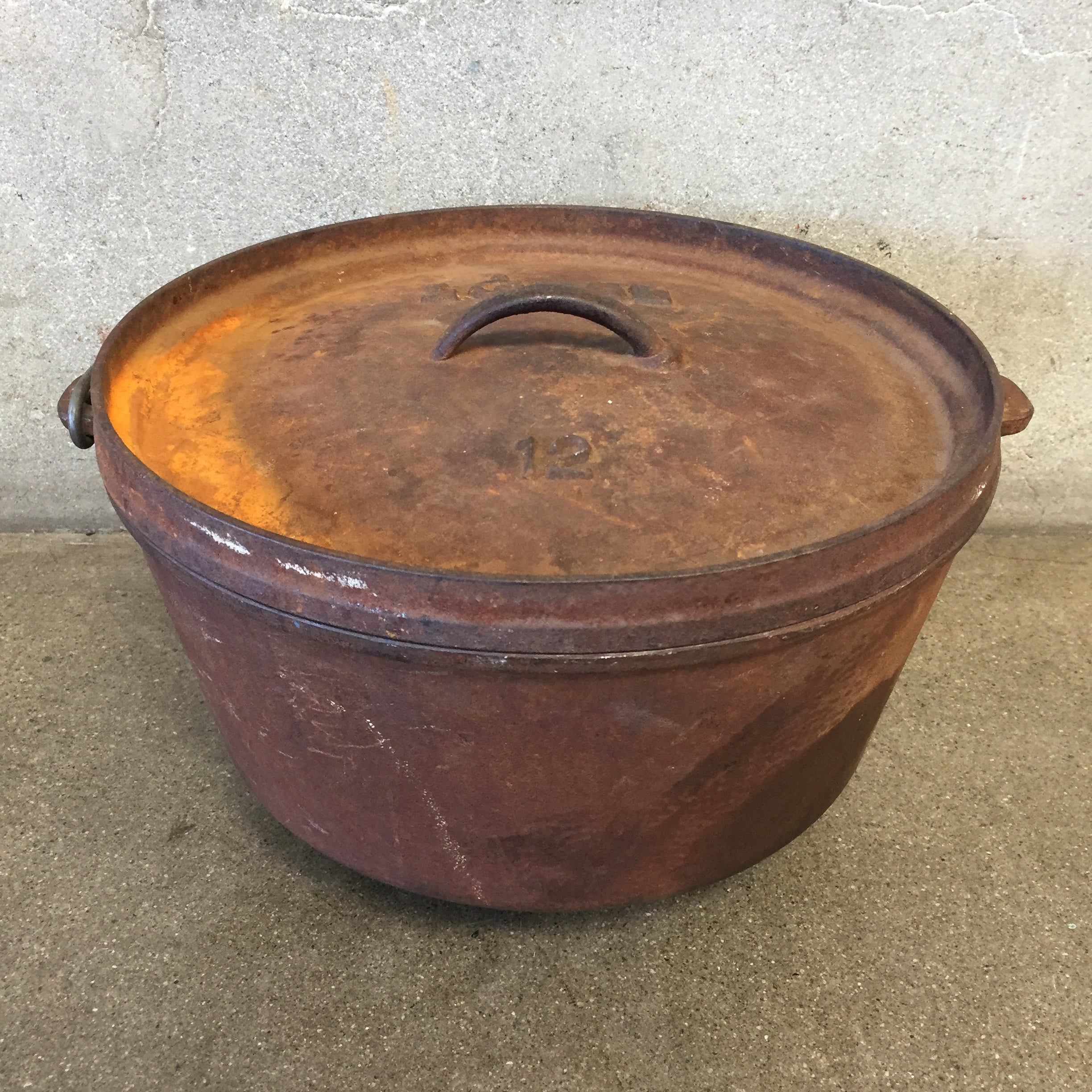 Vintage Cast Iron Dutch Oven Large Iron Pot With Handle 1300 B